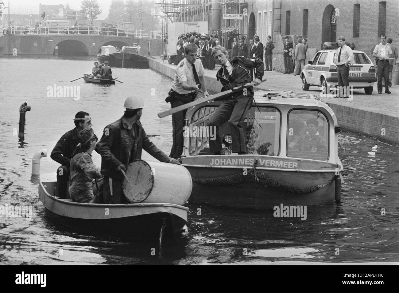 Dimostranti anti anti-militaristi sconvolgono l'apertura del Royal Netherlands Army and Weapons Museum a Delft (Prins Bernhard) Data: 3 giugno 1986 luogo: Delft, Zuid-Holland Parole Chiave: Aperture, manifestanti Nome personale: Bernhard, Prince Foto Stock