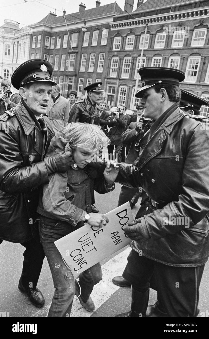 Manifestazione anti-Vietnam a l'Aia, un provo è arrestato Data: 19 aprile 1967 luogo: L'Aia, Zuid-Holland Parole Chiave: Dimostrazioni, provo's. Foto Stock