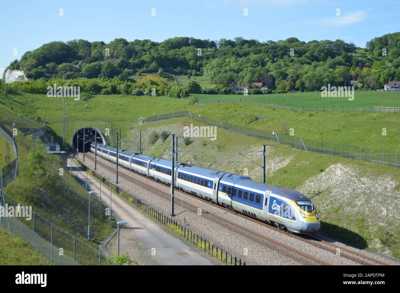 Da Londra a Parigi in treno, correndo verso il continente al North Downs Tunnel nel nel Kent il 24 maggio 2016. Foto Stock