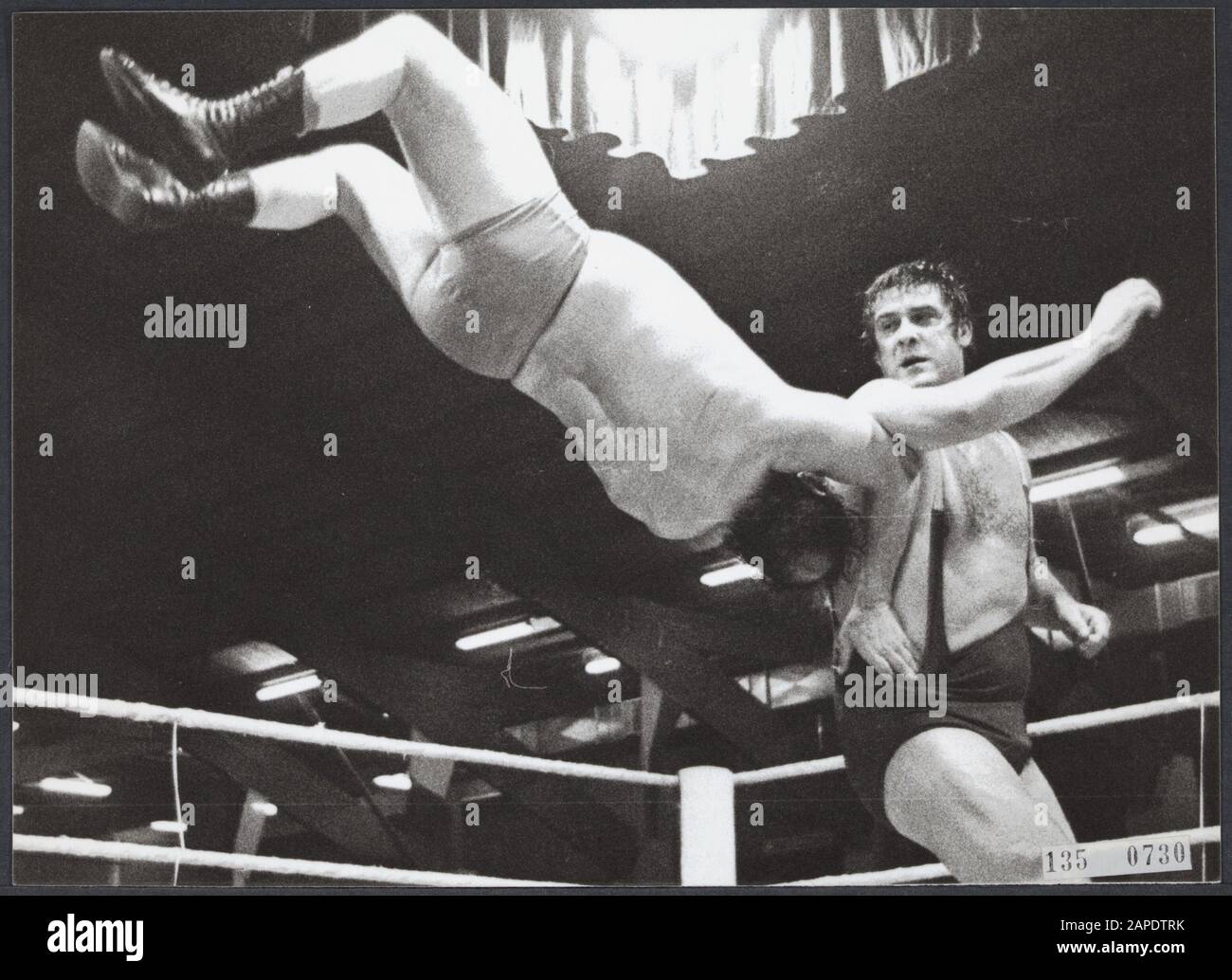 Anton Geesink (a destra) Data: Parole Chiave dense: Sport, lotta Nome personale: Geesink, Anton Foto Stock