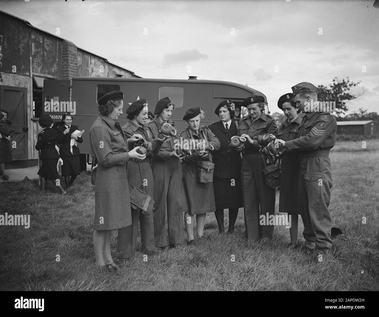 HIE [Olanda in Inghilterra]/Anefo London Series Descrizione: Visita della Principessa Juliana al corpo di aiuto delle Donne recentemente istituito. Volontarii Practice a gas mask drill Data: Settembre 1944 luogo: Gran Bretagna, Wolverhampton Parole Chiave: Visite, maschere di gas, soldati, principesse, seconda guerra mondiale, donne istituzione Nome: VHK, Donne Aiuto corpo Foto Stock