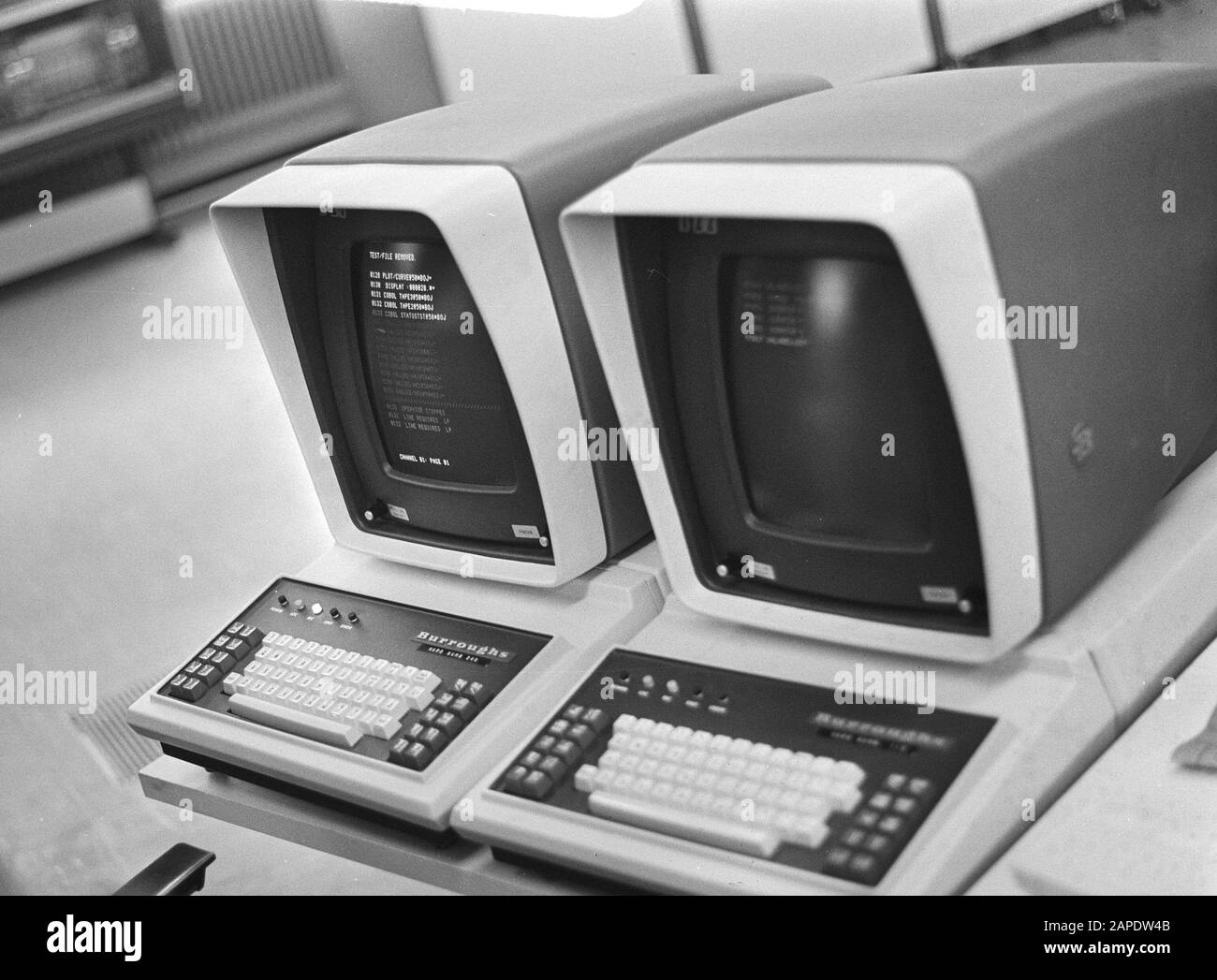 Nuovo edificio del Bankgirocentrale ad Amsterdam Descrizione: Dispositivi dove i dati sono visibili Data: 1 aprile 1971 Località: Amsterdam, Noord-Holland Parole Chiave: Schermi, computer Foto Stock