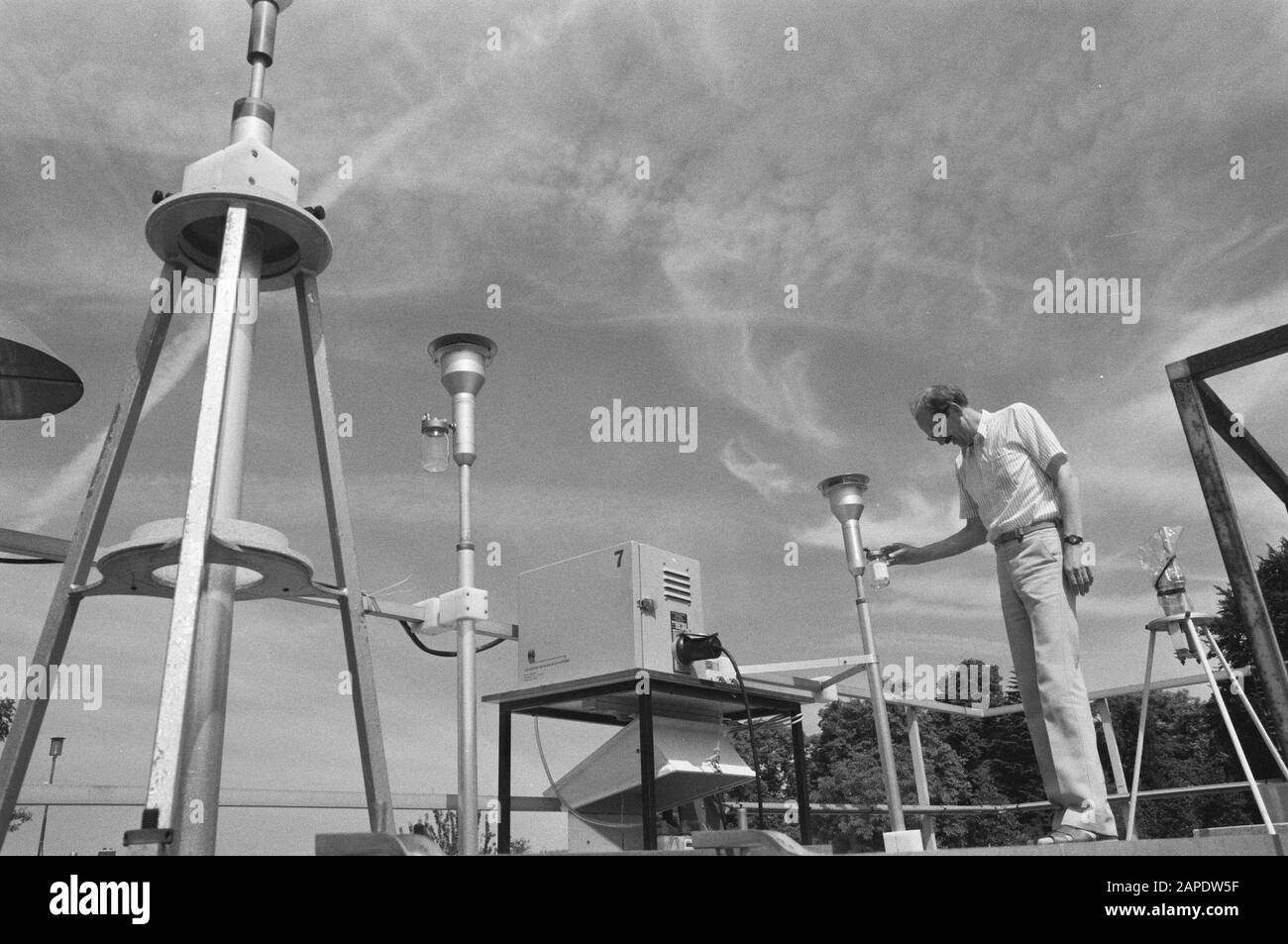 RIVM (Istituto Nazionale per la Sanità pubblica e l'igiene ambientale) a Bilthoven per quanto riguarda la formazione di smog Descrizione: Apparecchiatura per la misurazione dell'ozono e del biossido di azoto Data: 13 giugno 1989 luogo: Bilthoven, Utrecht Parole Chiave: Apparecchiature di misurazione, igiene ambientale Foto Stock