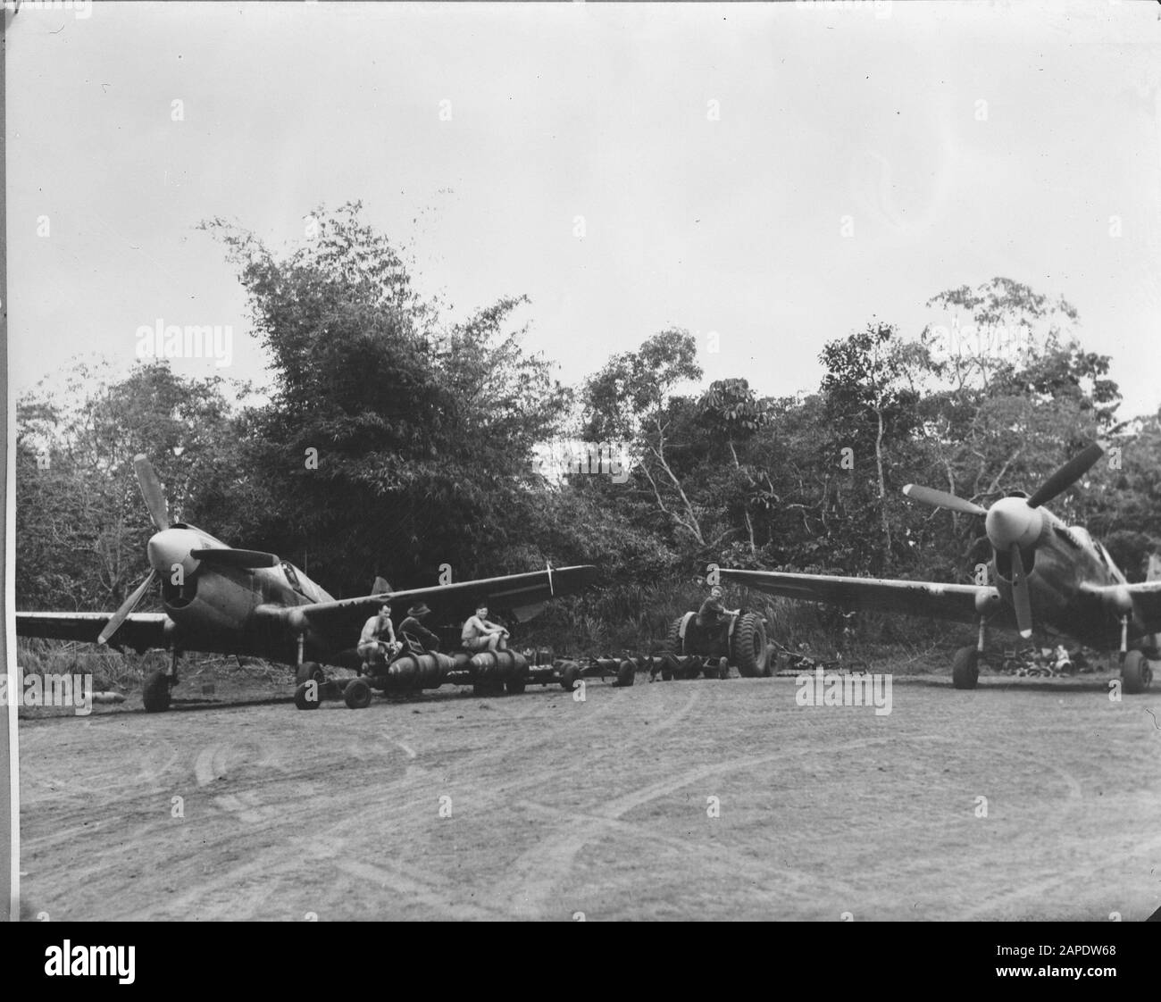 Aerei da combattimento australiani e equipaggio di terra con bombardieri [location Tarakan?] Annotazione: Data di pronuncia: 1945 luogo: Indonesia, Indie orientali olandesi, Tarakan Parole Chiave: Bombardieri, militari, seconda guerra mondiale Foto Stock