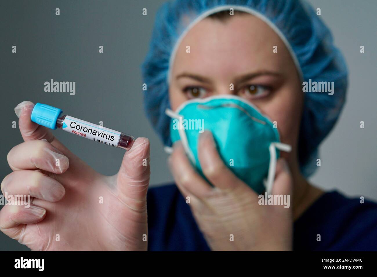 Maschera respiratoria indossabile da infermiere con esito positivo per il nuovo Coronavirus, che si diffonde rapidamente, originario di Wuhan, Cina Foto Stock