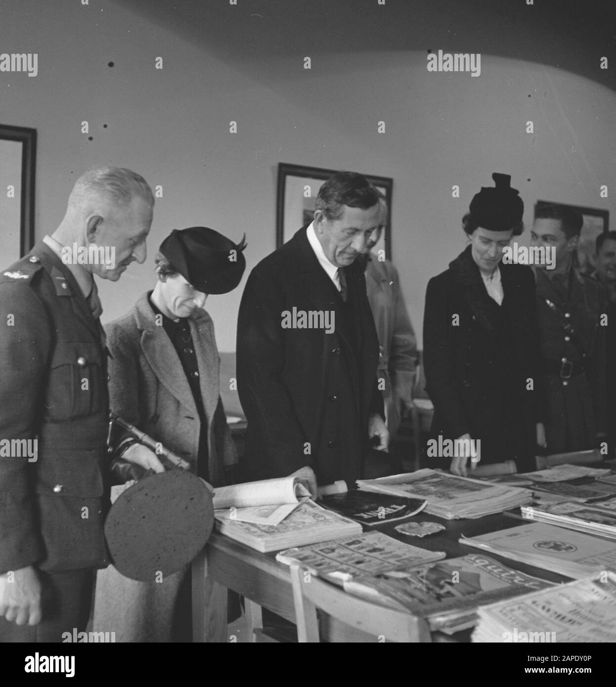 Army [Army] Anefo London Series Descrizione: Army 557 Alcuni ospiti sono mostrati circa la biblioteca dal comandante del campo. Mensa e sale ricreative nel campo dell'esercito olandese a Wolverhampton. Solo gli ospiti saranno mostrati la biblioteca dal comandante del campo. Data: Dicembre 1941 luogo: Gran Bretagna Parole Chiave: Campi, esercito, seconda guerra mondiale Foto Stock