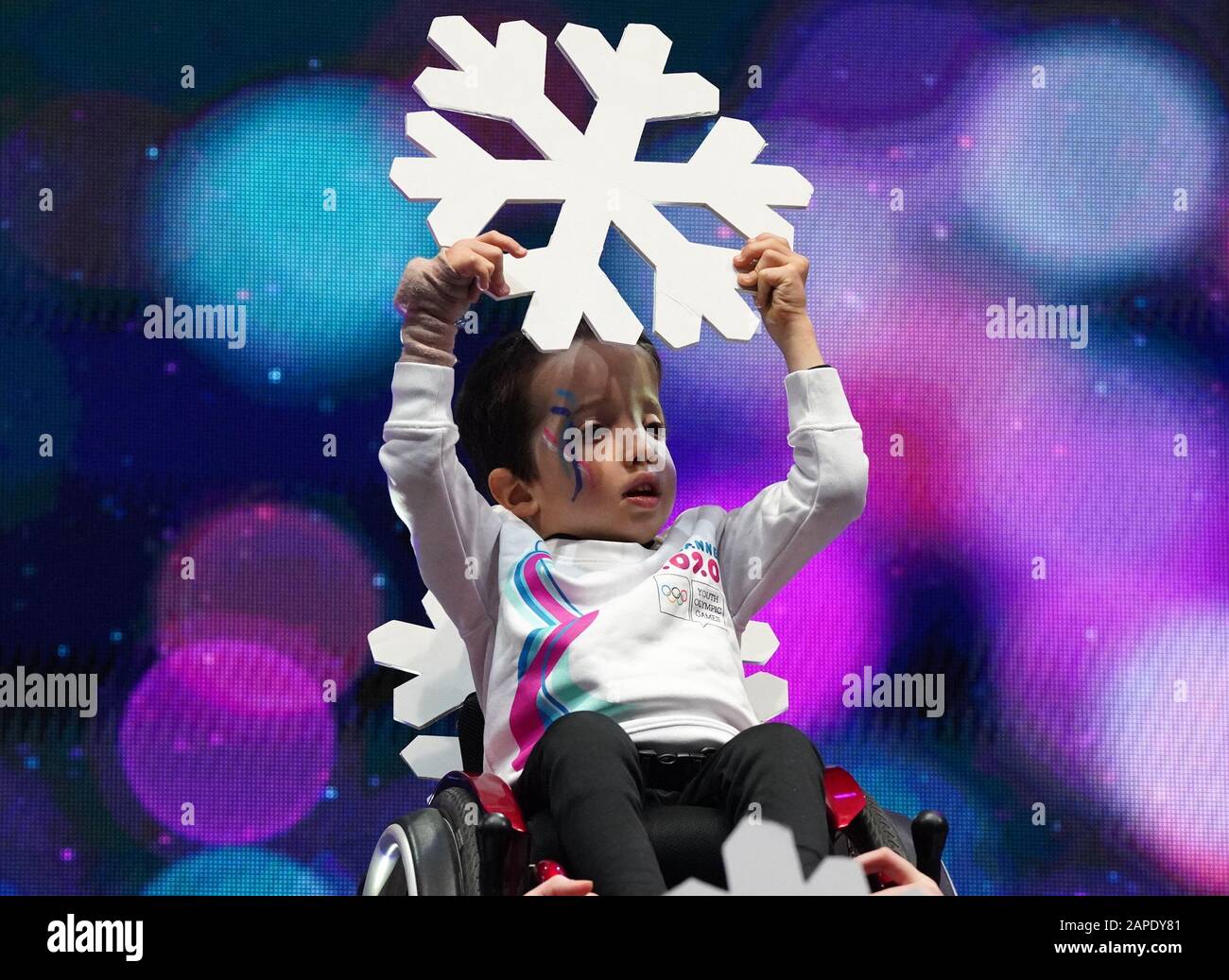Losanna, Svizzera. 22nd Gen 2020. Un bambino si esibisce durante la cerimonia di chiusura dei Giochi Olimpici invernali di Losanna 2020 a Losanna, Svizzera, 22 gennaio 2020. Credito: Zhang Chenlin/Xinhua/Alamy Live News Foto Stock