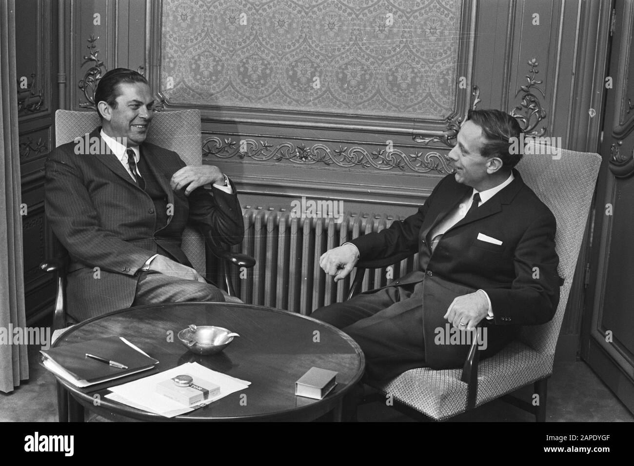 Informateur Prof. Steenkamp riceve i leader di gruppo nella costruzione di Eerst Kamer, L'Aia Descrizione: ARP presidente di gruppo Biesheuvel (l) e Steenkamp in conversazione Data: 17 maggio 1971 Località: L'Aia, Zuid-Holland Parole Chiave : conversazioni, formazioni di gabinetto, parlamentari, politici Nome personale: Biesheuvel, Barend, Steenkamp, Piet Foto Stock