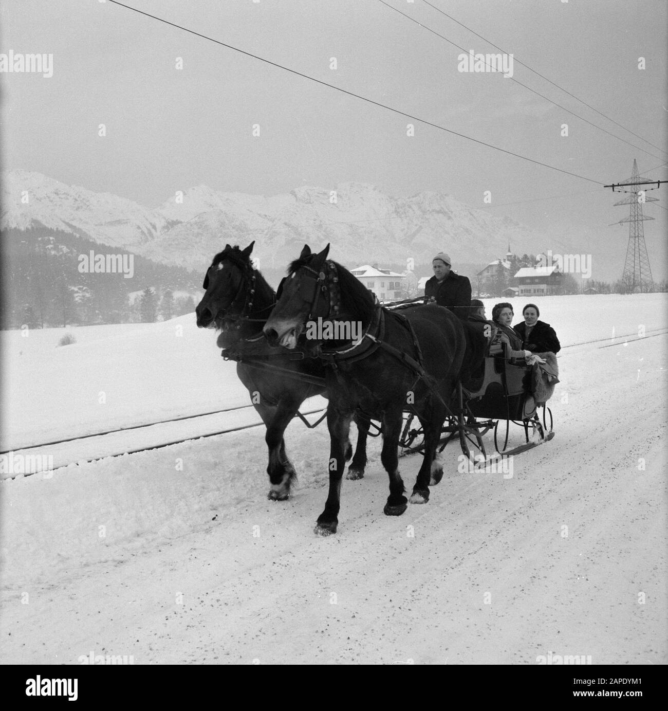 Inverno in Tirol Descrizione: Arreslee vicino a Igls con in background il Nordkette Data: Gennaio 1960 Località: Igls, Austria, Tirolo Parole Chiave: Montagne, paesaggi, cavallo e carro, panorami, slitte, neve, inverno Foto Stock