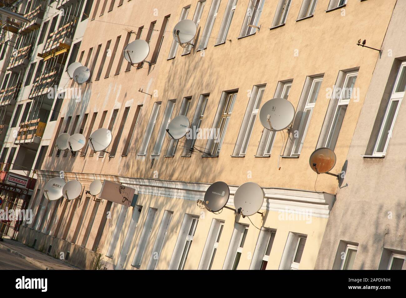 Satellitenschüsseln an einer Fassade - Piatti satellitari Foto Stock