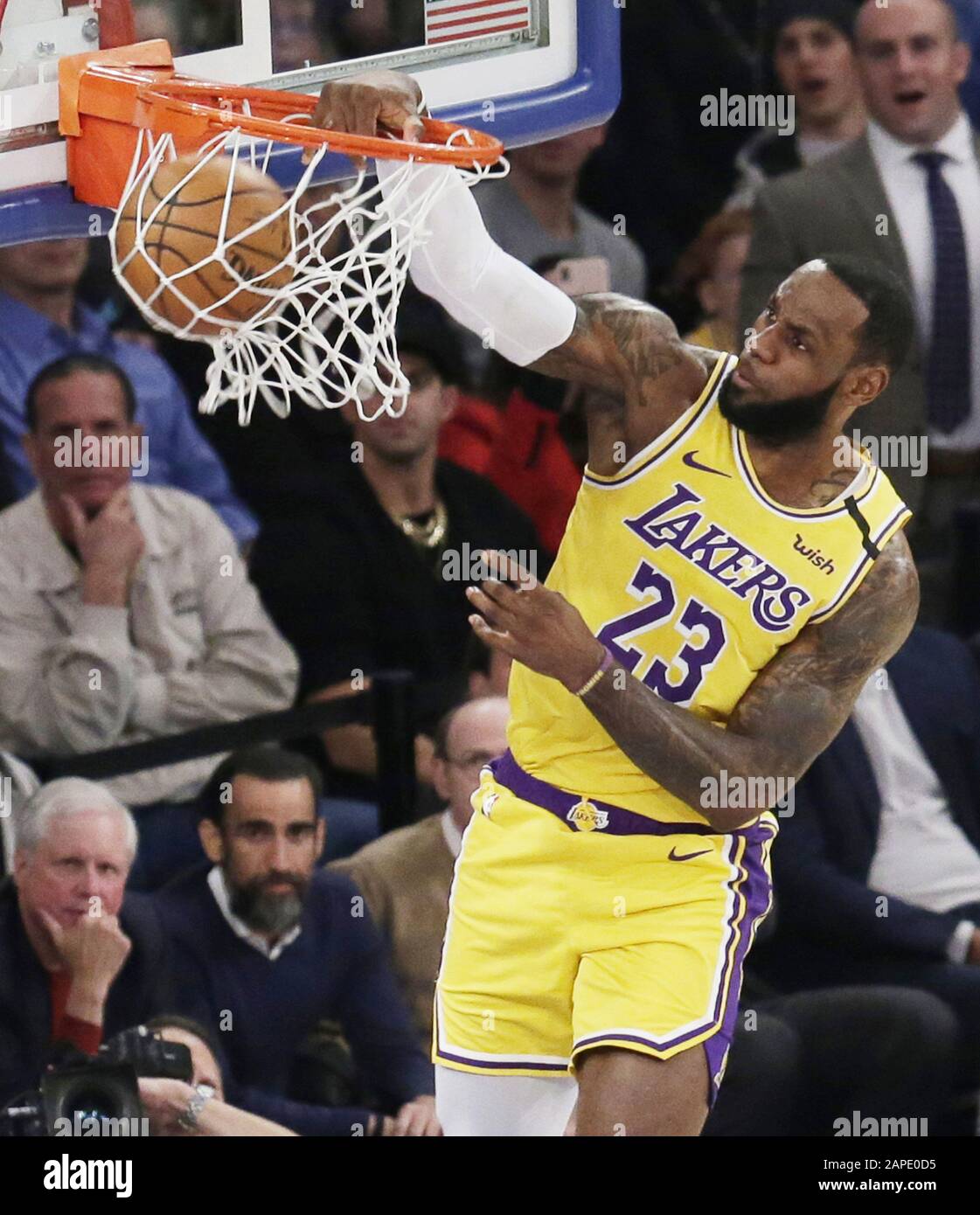 New York, Stati Uniti. 22nd Gen 2020. Los Angeles Lakers LeBron James sca il basket nel primo trimestre contro i New York Knicks al Madison Square Garden mercoledì 22 gennaio 2020 a New York City. Foto di John Angelillo/UPI Credit: UPI/Alamy Live News Foto Stock