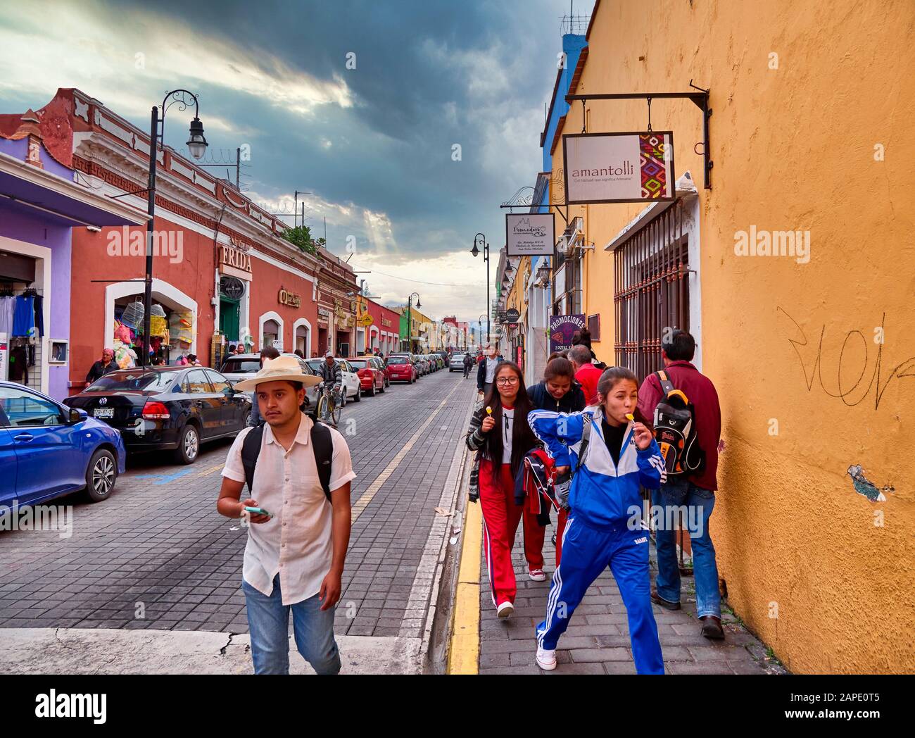 San Pedro Cholula, Messico, 17 ottobre 2018 - Avenida Hidalgo Street nel centro di San Pedro Cholula con cielo drammatico. Vita quotidiana in messicano colorato Foto Stock