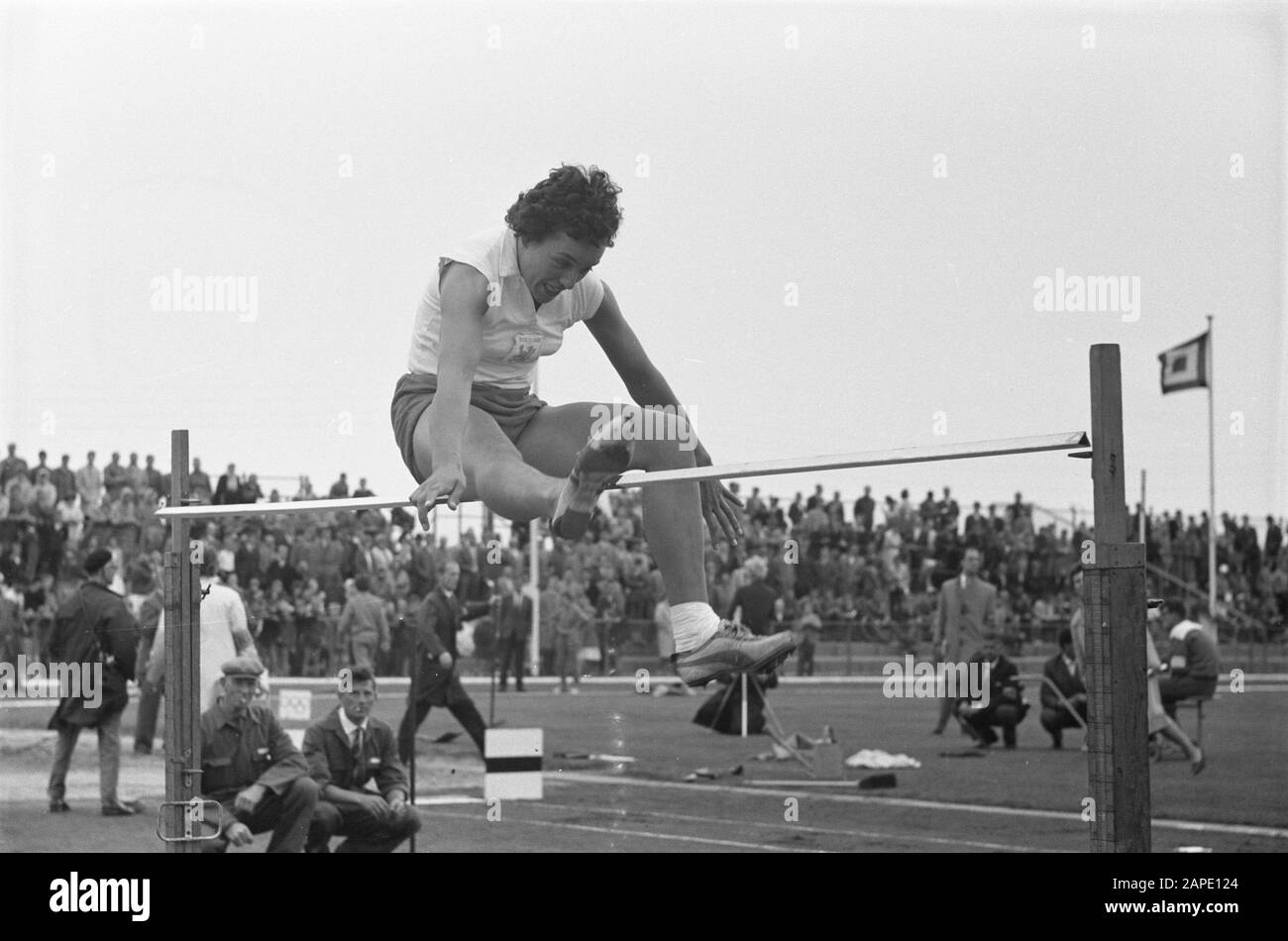 Atletica Olanda Contro Germania Est. High jump Nel Zwier Data: 13 agosto 1961 Località: D.D.R., Germania, Olanda Parole Chiave: High-JUP, atletica leggera Foto Stock