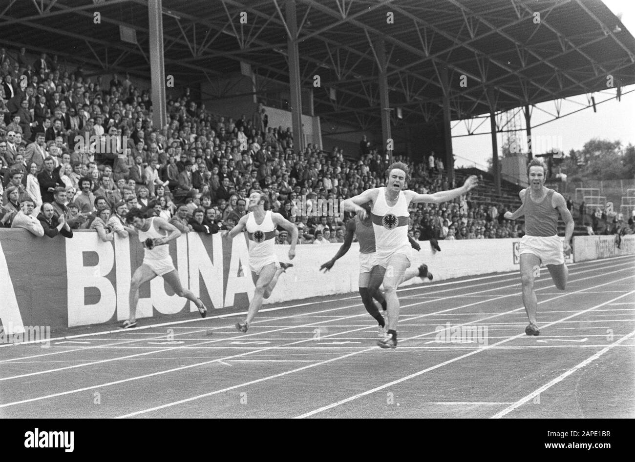 Atletica leggera Germania Ovest (B) contro i Paesi Bassi, uomini a Munster (Germania Ovest), fine 100 metri a destra De Jager Data: 18 Luglio 1971 Località: Munster, Germania Ovest Parole Chiave: ATTLETICS Foto Stock