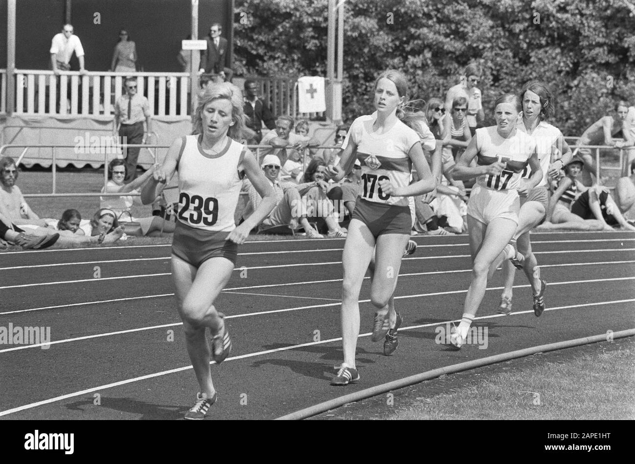 Campionati Di Atletica Dracten, Nr. 17 A. Bouma in azione, nr. 18, 19 Scherzo van de Sets in azione, nr. 20 Reno della collina in azione Data: 4 luglio 1971 Località: Drachten Parole Chiave: Atletica Nome personale: A. Bouma Foto Stock