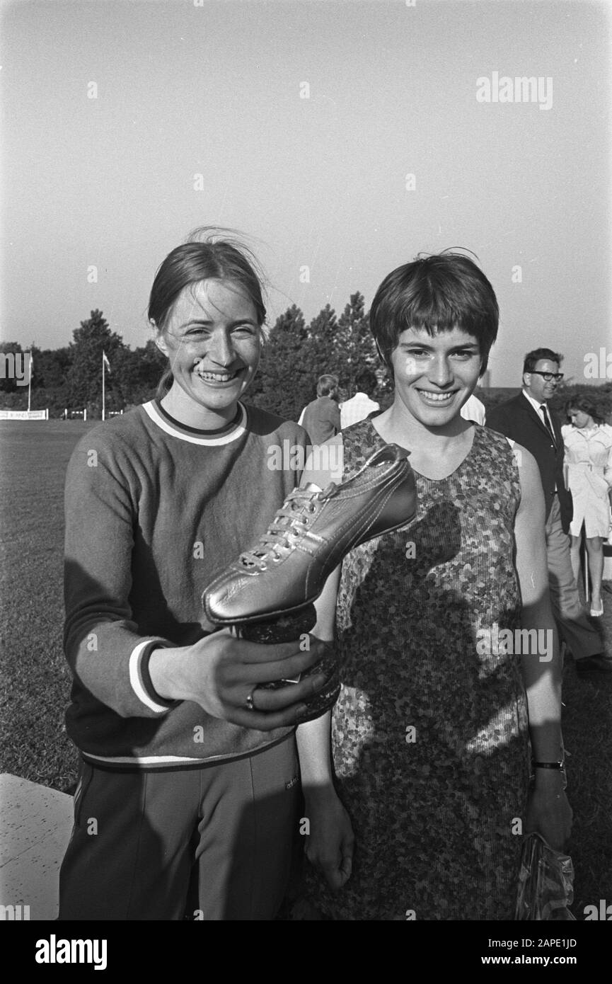 Atletica Campionati al Golden Spike di Leiden; a sinistra Wilma van den Berg con Spike dorato e sorella destra Riet van den Berg, kop Data: 13 giugno 1970 Località: Leiden, Zuid-Holland Parole Chiave : atletica Nome personale: Berg, Wilma van den Foto Stock