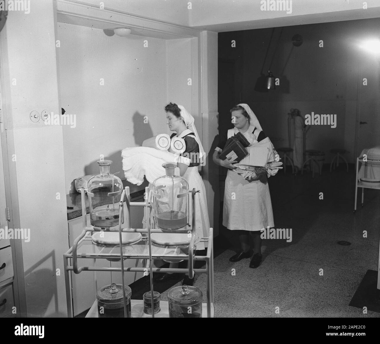 Croci rosse straniere aiutano gli ospedali olandesi Data: 27 febbraio 1946 Parole Chiave: HYLATES, Associazioni trasversali, infermieri Nome istituto: Croce rossa Foto Stock