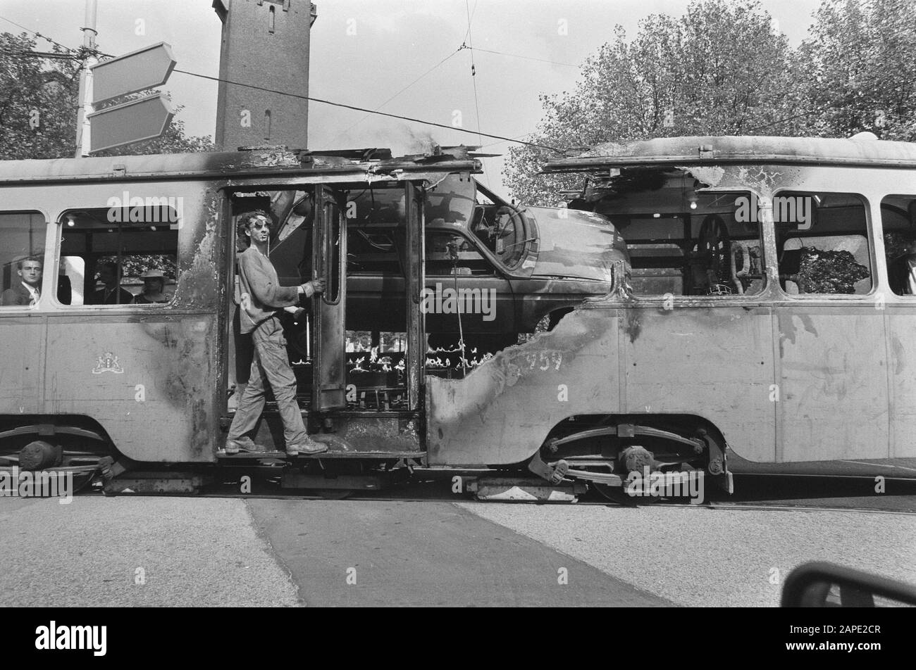 Auto è tostato in tram (Amsterdam) dal collettivo di artisti francesi Royal de Luxe nel contesto del Summer Festival Data: 13 luglio 1987 Località: Amsterdam, Noord-Holland Parole Chiave: Automobili, tram Foto Stock