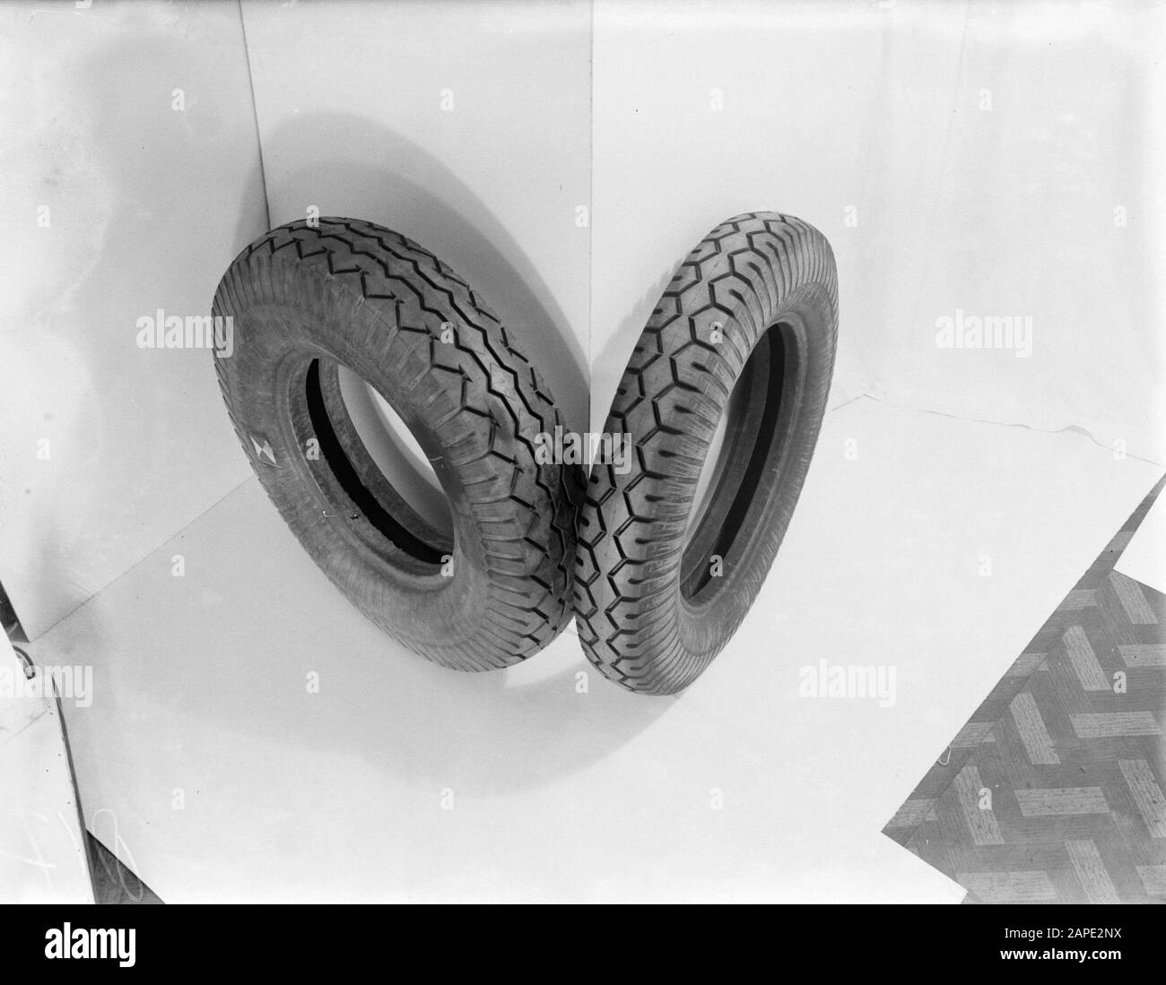 Pubblicità fotografia Descrizione: Pneumatici per auto del marchio Goodyear Data: 1 gennaio 1932 Parole Chiave: Pneumatici per auto, gomma Foto Stock