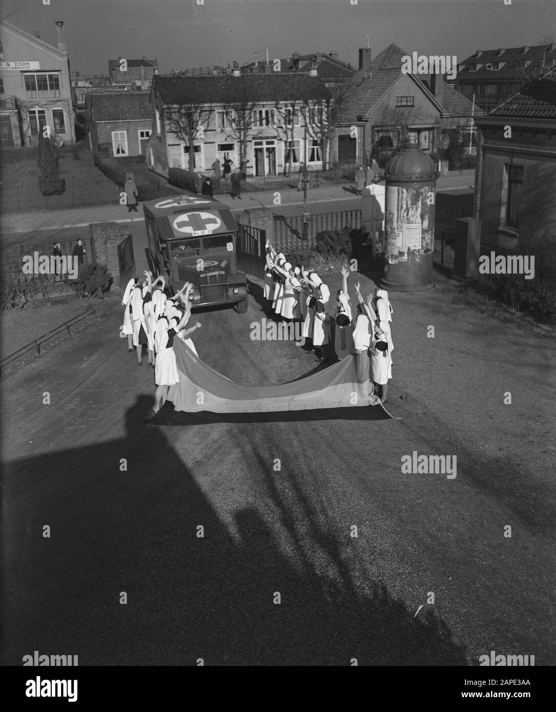 Croci rosse straniere aiutano ospedali olandesi Data: 27 febbraio 1946 Parole Chiave: HYLATES, associazioni incrociate, infermieri, camion Nome istituto: Croce rossa Foto Stock