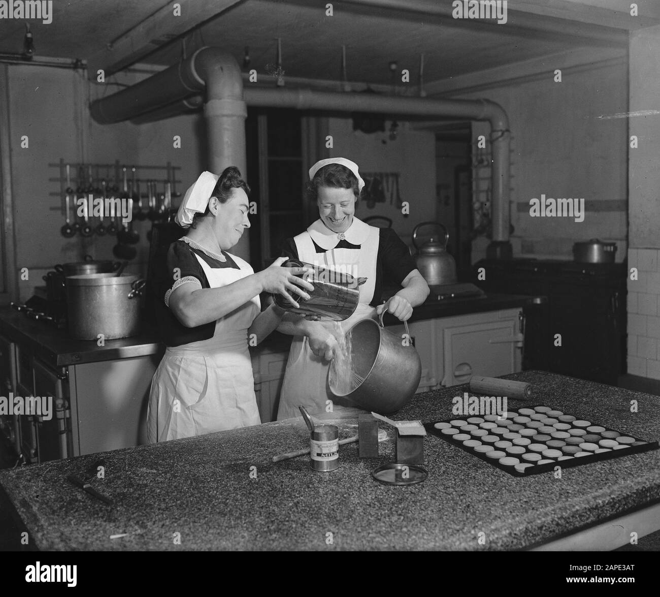Croci rosse straniere aiutano gli ospedali olandesi Data: 27 febbraio 1946 Parole Chiave: Cucine, associazioni incrociate, infermieri, ospedali Nome istituto: Croce rossa Foto Stock