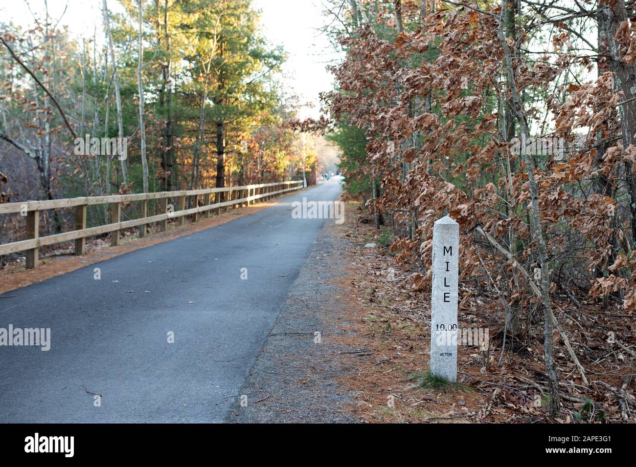 Il Miglio 10 marker sul Bruce Freeman Rail Trail di Acton, Massachusetts, Stati Uniti. Le vecchie piste dei treni sono state trasformate in un percorso per biciclette e attività ricreative. Foto Stock