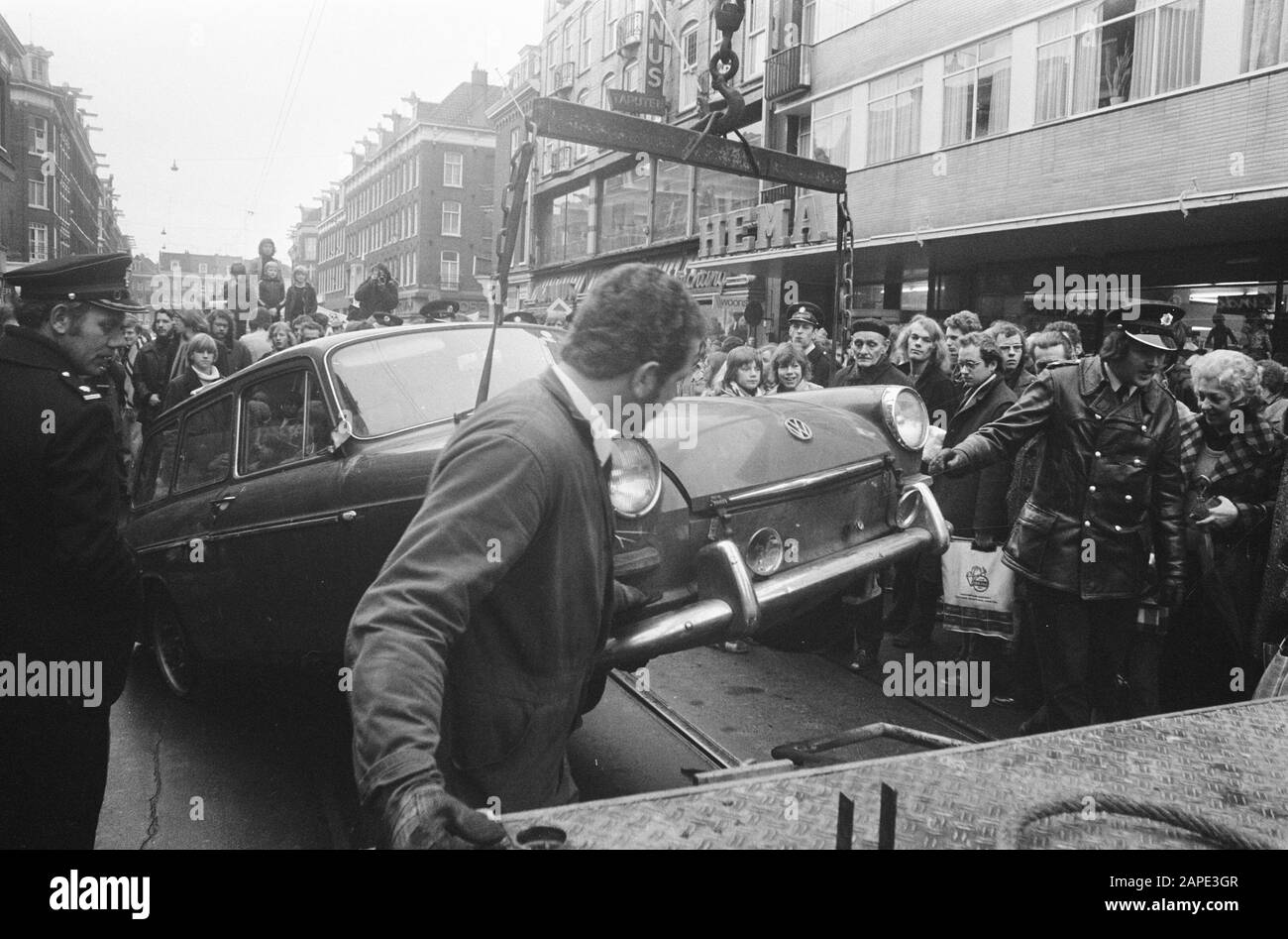 Azione per una macchina libera Ferdinand Bolstraat Descrizione: Auto relitti che bloccano la strada sono trainati Data: 12 gennaio 1974 Località: Amsterdam, Noord-Holland Parole Chiave: Auto relitti, dimostrazioni, camion di traino Foto Stock