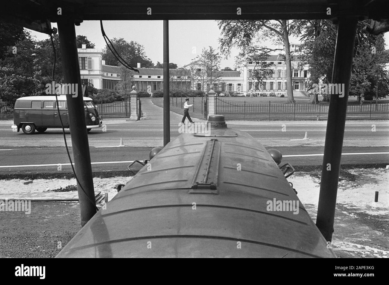 Autoweg per Soestdijk è ampliato. Visualizza motore driver del rullo a vapore a Paleis Soestdijk quando sta lavorando lì Data: 5 luglio 1968 Località: Soestdijk, Utrecht Parole Chiave: Steamwalsen, Machinists Institution name: Palace Soestdijk Foto Stock
