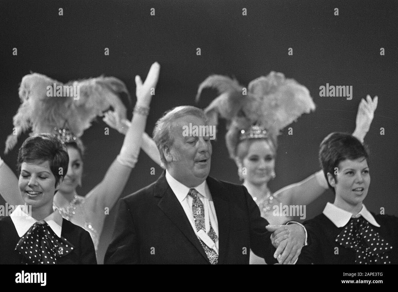 Avro Televisione. Spettacolo di gioco '1 più 1 = uno'. Lou van Burg con Ina e Kitty Hähler (gemelli) Annotazione: Spettacolo di gioco per gemelli. Data: 23 gennaio 1968 Parole Chiave: Programmi di intrattenimento, artisti, programmi televisivi Nome personale: Burg, Lou van Foto Stock