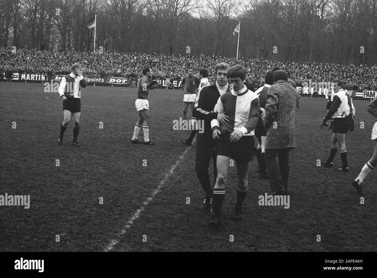 AZ 67 contro Feyenoord 1-1. Henk Wery è fuori campo, con operatore sanitario Gerard Meijer Annotazione: Right Wim Jansen Data: 14 Dicembre 1969 Località: Alkmaar Parole Chiave: Sport, caregivers, football Nome personale: Meijer, Gerard, Wery, Henk Nome istituzione: Feyenoord Foto Stock