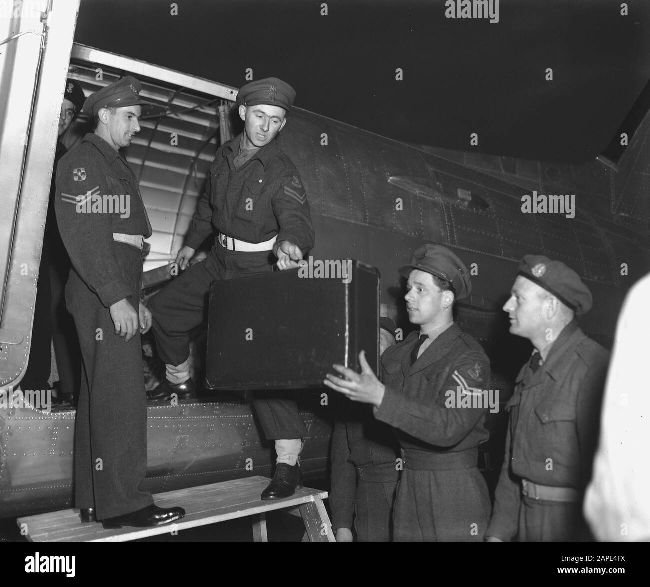 Arrivo coppia Principe a Schiphol dopo aver visitato la Scandinavia. Le valigie sono scaricate dai soldati Data: 13 aprile 1946 luogo: Noord-Holland, Schiphol Parole Chiave: Arrivi, casa reale, trasporto aereo, militare, aeroporti Foto Stock