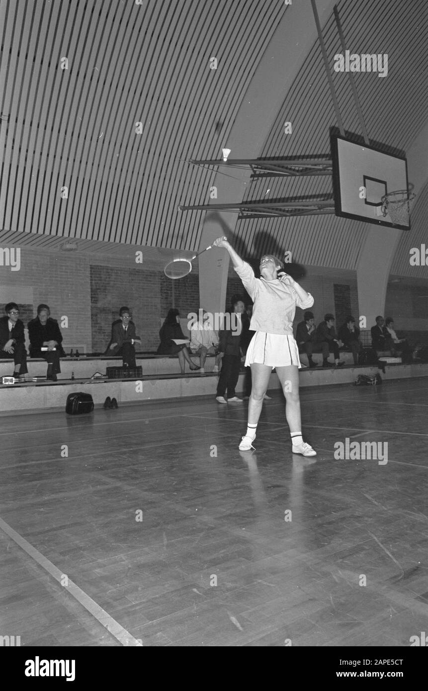 Badminton, Agnes Geene in azione ad Amsterdam Data: 15 aprile 1967 luogo: Amsterdam, Noord-Holland Parole Chiave: Badminton Nome utente: Geene, Agnes Foto Stock