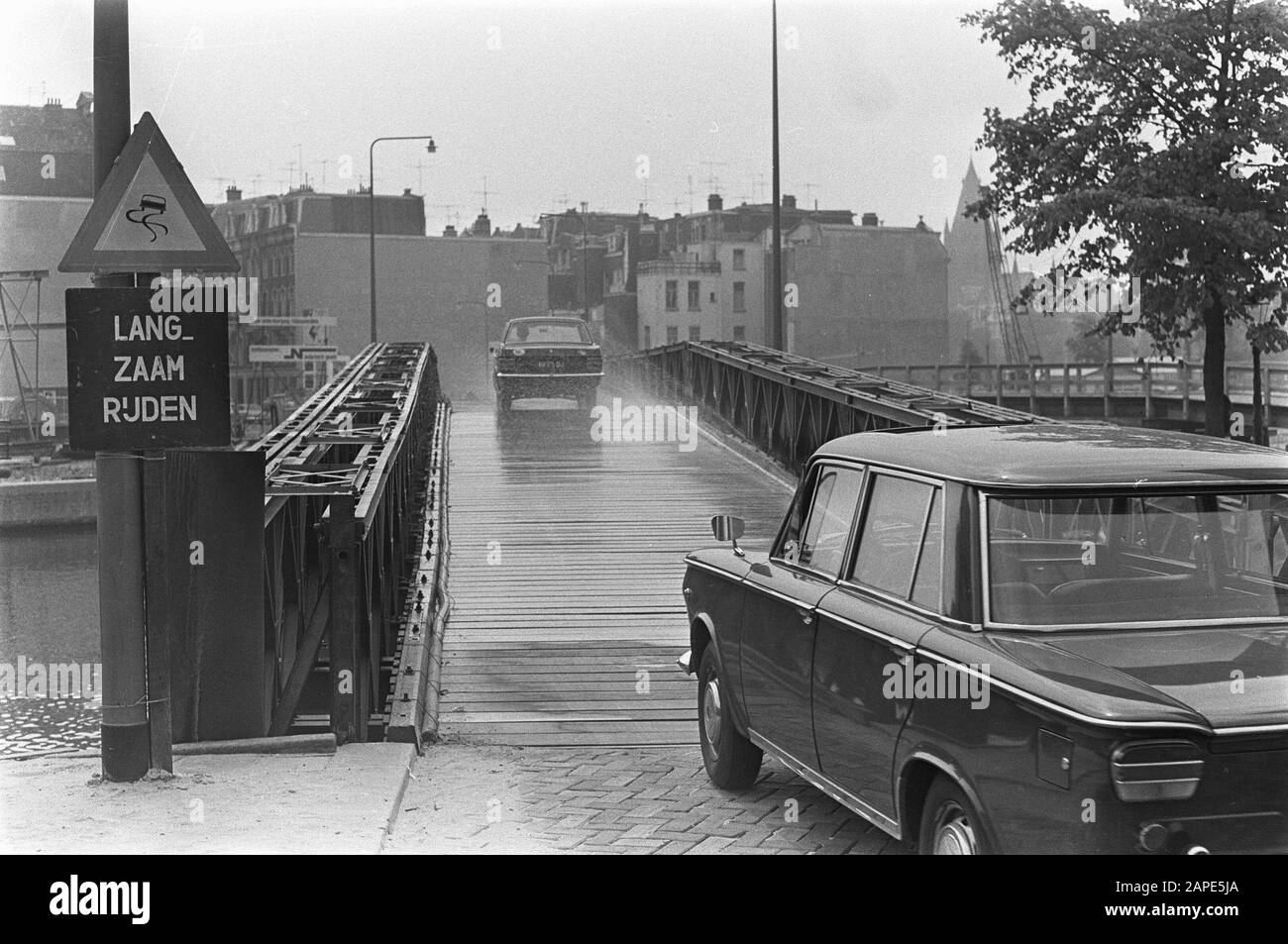 Baillybrug a Rhijnspoorplein. Su richiesta residenti locali irrorati con acqua Data: 17 luglio 1967 Parole Chiave: Ponti, residenti locali Foto Stock