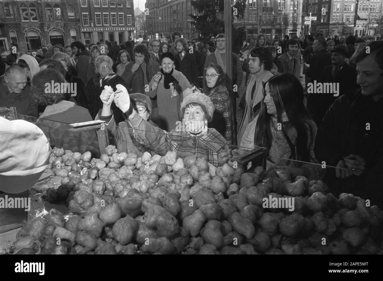 Bakkers bake oil balls Amsterdam, sell oil balls to stand for Reumafonds on Dam Amsterdam Data: 28 Dicembre 1971 Località: Amsterdam, Noord-Holland Parole Chiave: OILEBOLLS Nome dell'istituto: Reumafonds Foto Stock