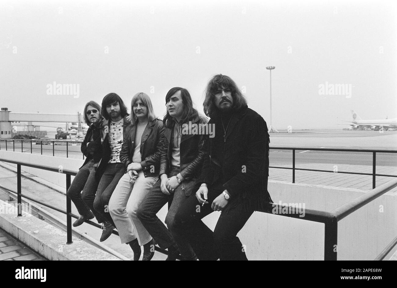Volendam pop group The Cats at Schiphol for parting to Indonesia Descrizione: Band members Cees Veerman, Piet Veerman, Jaap Schilder, Arnold Mühren and Theo Klouwer Data: 9 Marzo 1971 Località: Noord-Holland, Schiphol Parole Chiave: Ritratti di gruppo, musicisti, gruppi pop Nome personale: Klouwer, Theo, Mühren, Arnold, Painter, Jaap, Veerman, Veerman, Cees, Veet, Veet Foto Stock