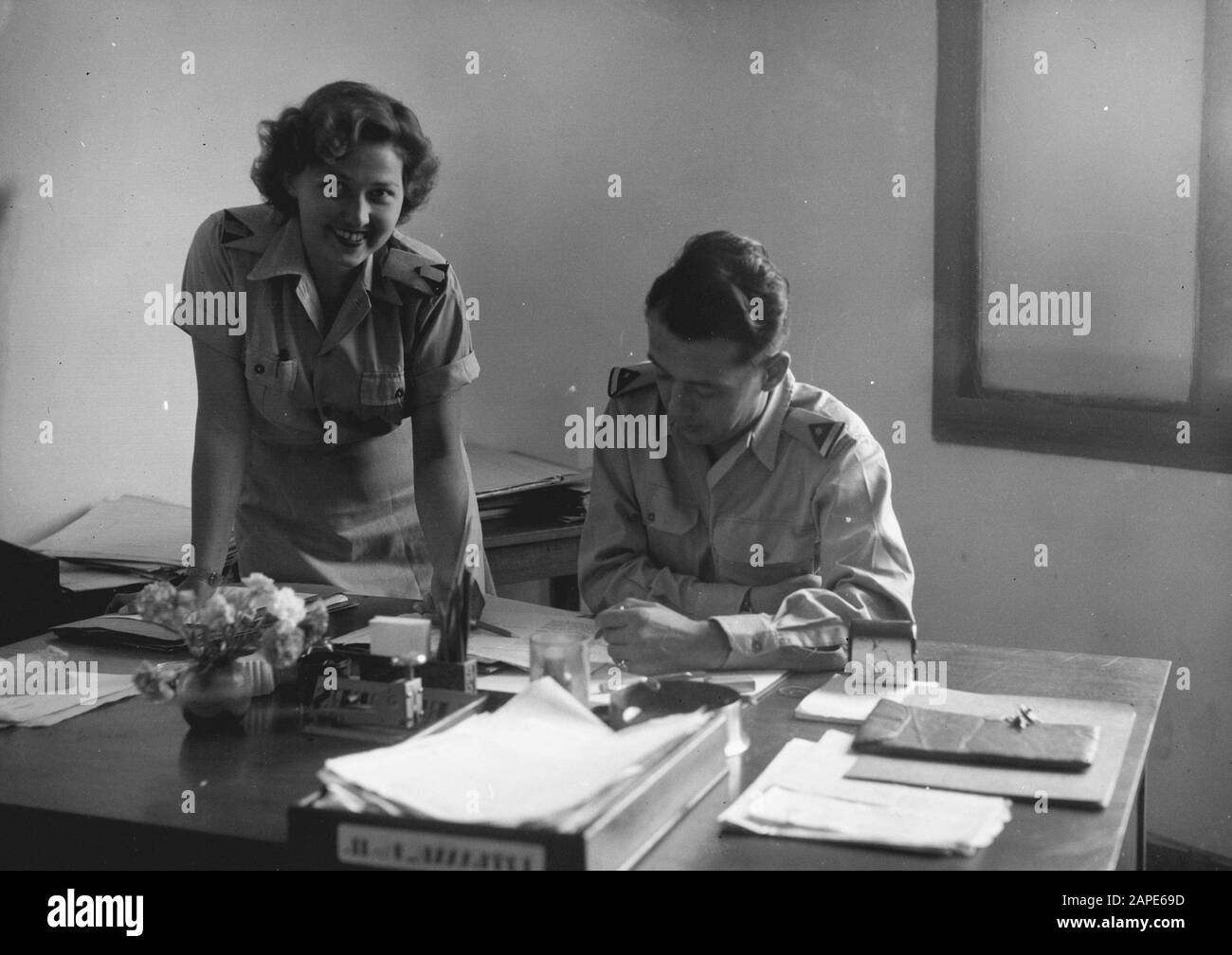 Tlt Di Bediging. D.M. Stürm VK-KNIL Descrizione: Bandoeng: Il tempo di reclutamento nella fresca città montana di Bandoeng è in gran parte un esercizio per i nuovi membri del Regno Unito KNIL. Quando hanno completato la formazione di base, le ragazze sono poste come segretarie in vari servizi, mentre altre sono addestrate per i materiali di rotolamento. Sgt. Mouse van Aboude nato e cresciuto a Indie ha completato la prima formazione ed è ora messo come segretario alla sede dell'Adjutant Generale. Annotation: Mirrored Scansionati Date: 30 September 1948 Location: Indonesia, Dutch East Indies Foto Stock