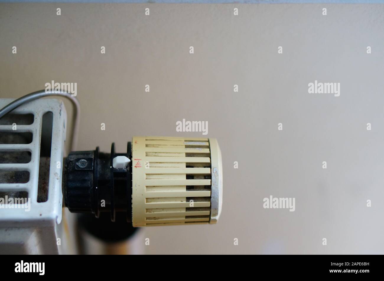 Primo piano di una manopola di riscaldamento in metallo Foto Stock