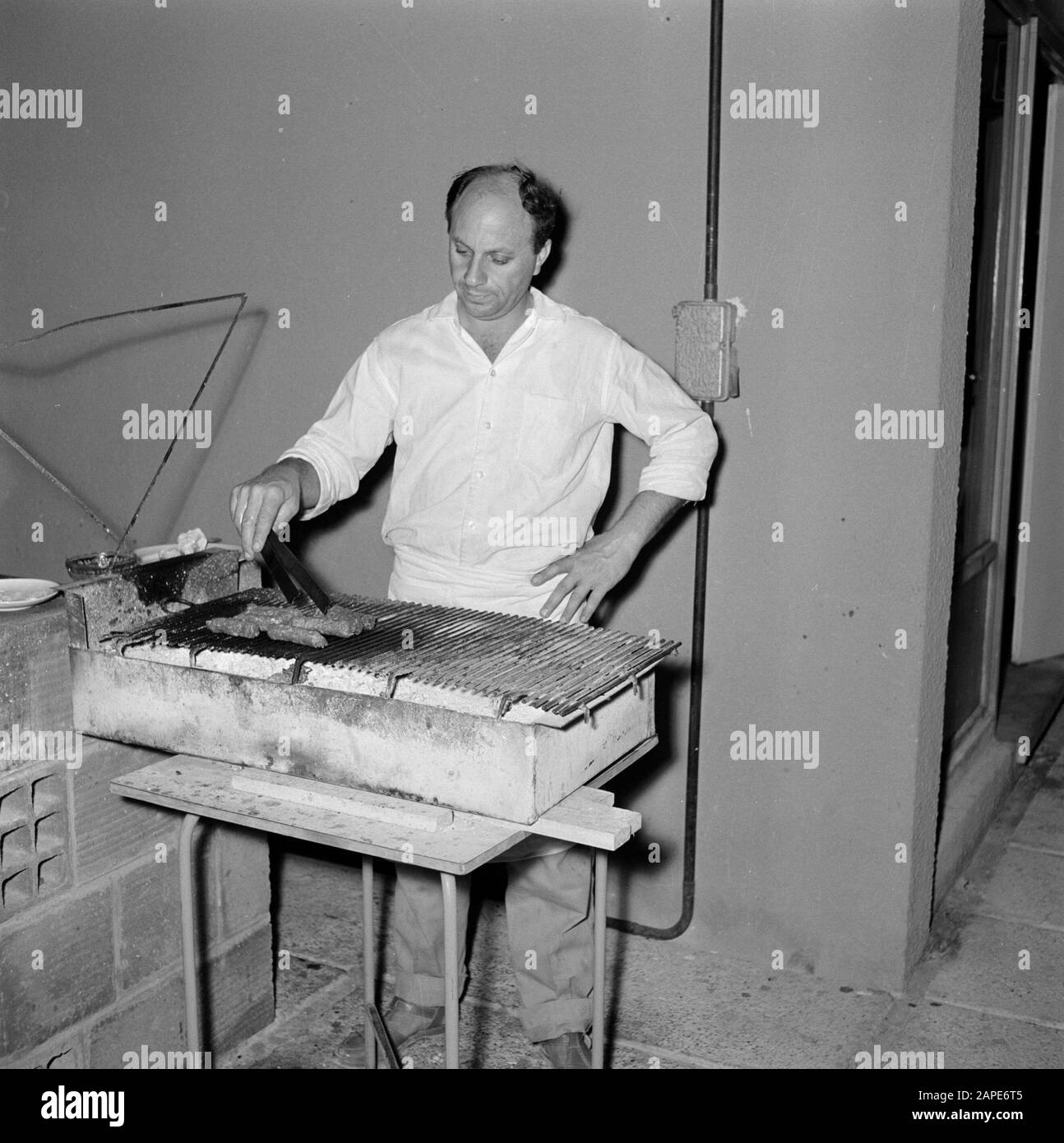 Israele - Eilat Descrizione: Barbecue su una terrazza di una struttura di ristorazione. Date: 1 gennaio 1963 Location: Eilat, Israel Keywords: Barbecue, catering, catering staff Foto Stock
