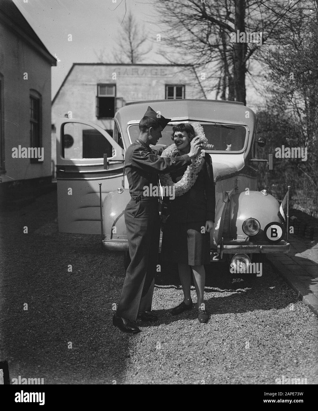 Coppia americana con ghirlanda di fiori Data: 18 aprile 1947 Parole Chiave: Coppia Foto Stock