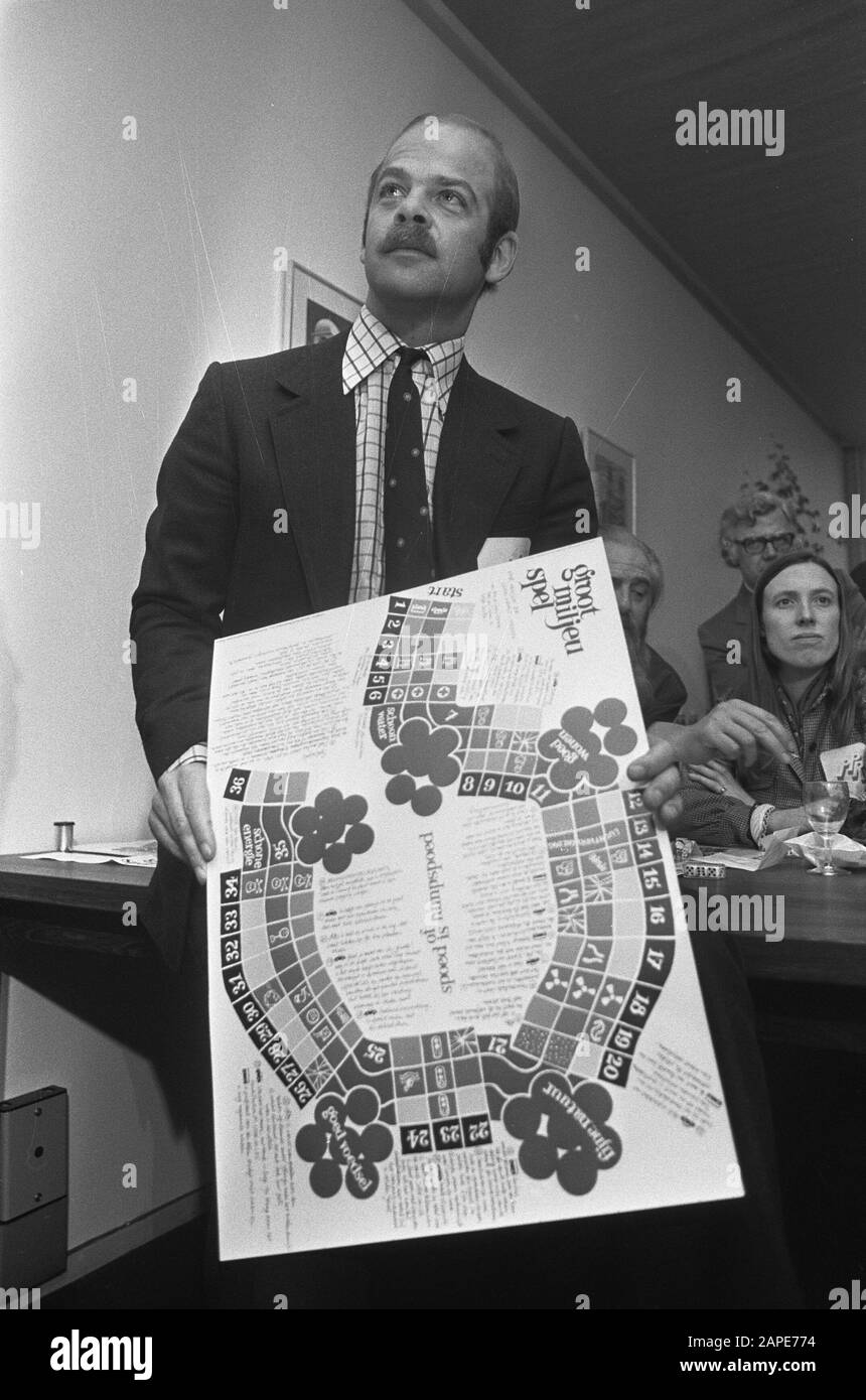 PPR presenta grande gioco ambientale Descrizione: Bas de Gaay Fortman con il gioco Data: 11 marzo 1974 Parole Chiave: Parlamentari, giochi Nome del personale: Gaay Fortman, Bas de Foto Stock