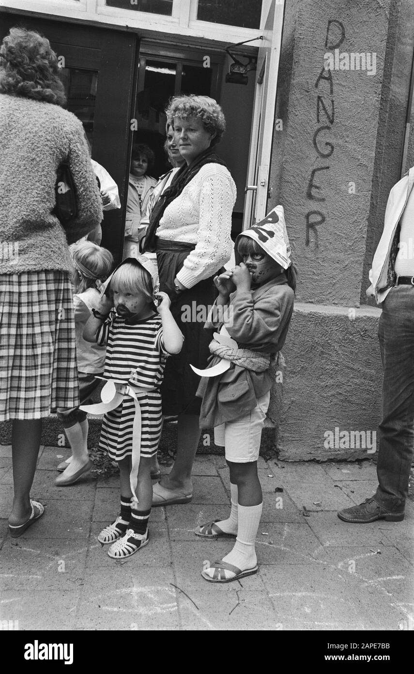 Prima giornata scolastica del Principe Willemschool a Scheveningen che verrà chiusa il giorno successivo a causa di un numero limitato di alunni Descrizione: Educazione primaria, austerità, bambini Data: 29 agosto 1983 luogo: Scheveningen, Zuid-Holland Parole Chiave: Istruzione primaria, austerità, figli Nome dell'istituzione: Prins Willemschool Foto Stock