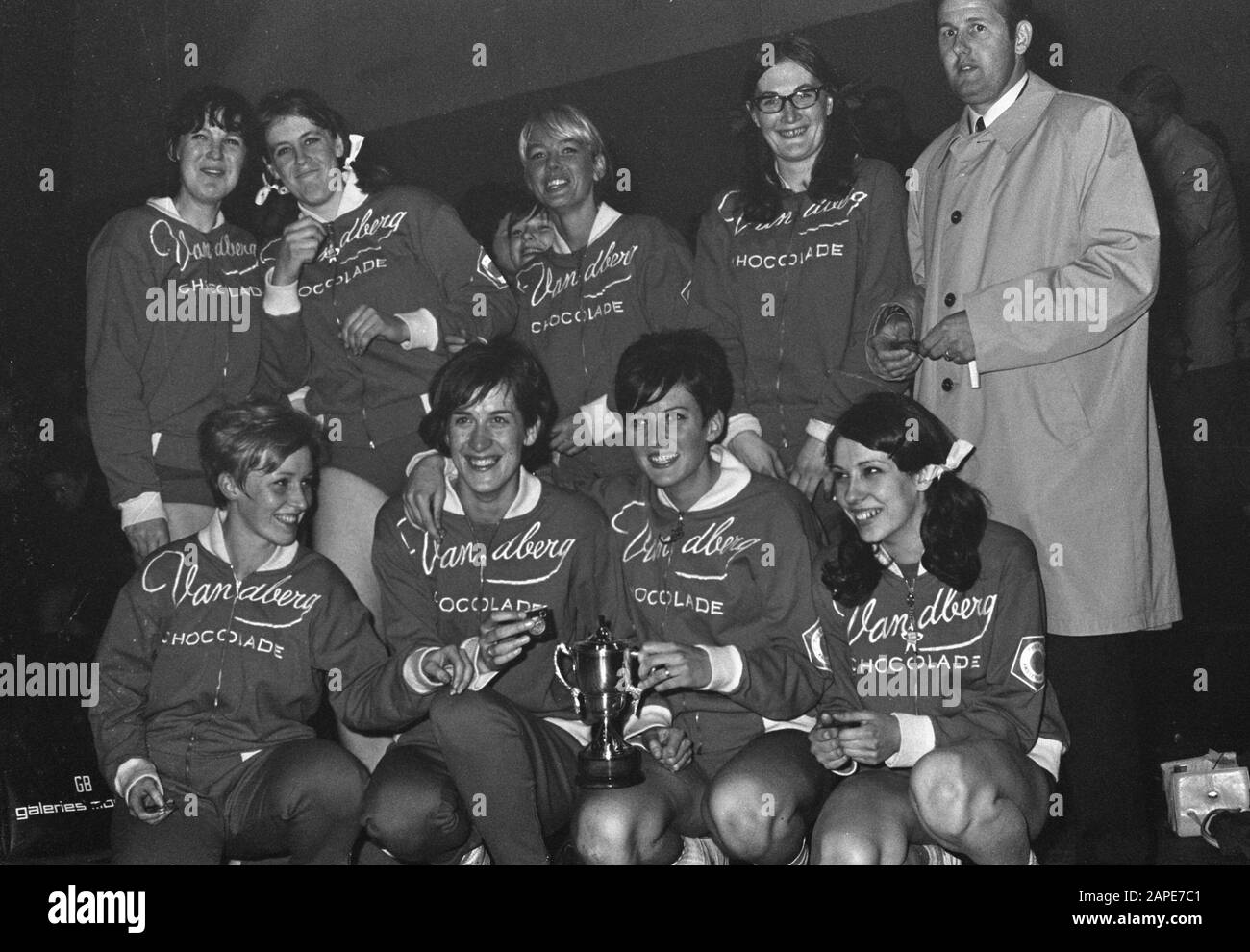 Torneo Finale Di Basket Blue Stars Contro White Stars (Ladies). Squadra femminile di Stelle Blu con Coppa Data: 13 aprile 1968 Parole Chiave: Basket, tazze, finali Foto Stock