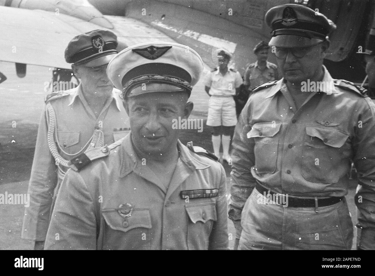 Arrivo del Generale Bodet Descrizione: Batavia: Con il suo aereo, un C-47 Dakota arrivato a Kemajoran il Capo dell'Aeronautica Francese In Estremo Oriente, Brigadier-Generale Bodet e il suo staff. Il generale sta visitando Ned. Indie Orientale su invito del comandante dell'Esercito, Luit. - Gen. S.H. Spoor e C.M.L., Kol v. Eem. Diverse autorità erano presenti per il saluto. Data: 31 Maggio 1948 Luogo: Batavia, Indonesia, Jakarta, Indie Orientali Olandesi Foto Stock
