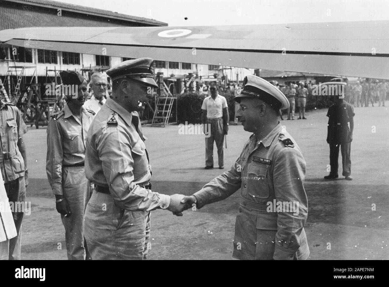 Arrivo del Generale Bodet Descrizione: Batavia: Con il suo aereo, un C-47 Dakota arrivato a Kemajoran il Capo dell'Aeronautica Francese In Estremo Oriente, Brigadier-Generale Bodet e il suo staff. Il generale sta visitando Ned. Indie Orientale su invito del comandante dell'Esercito, Luit. - Gen. S.H. Spoor e C.M.L., Kol v. Eem. Diverse autorità erano presenti per il saluto. Il Generale in è salutato dal colonnello Eem. Data: 31 maggio 1948 luogo: Batavia, Indonesia, Jakarta, Indie Orientali Olandesi Nome personale: EEM, C.W. van der Foto Stock