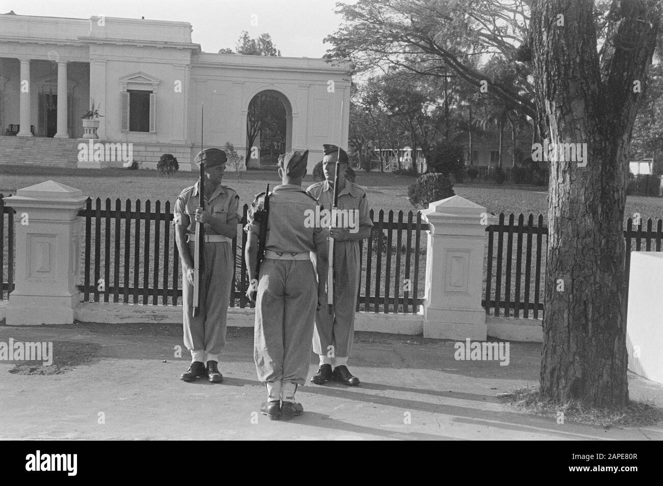 Guardia Del Palazzo 2-14 Reggimento Fanteria Descrizione: Batavia. Palace bene-piacere a Place Royale. Data Di Rimborso: Luglio 1946 Luogo: Batavia, Indonesia, Jakarta, Indie Orientali Olandesi Foto Stock