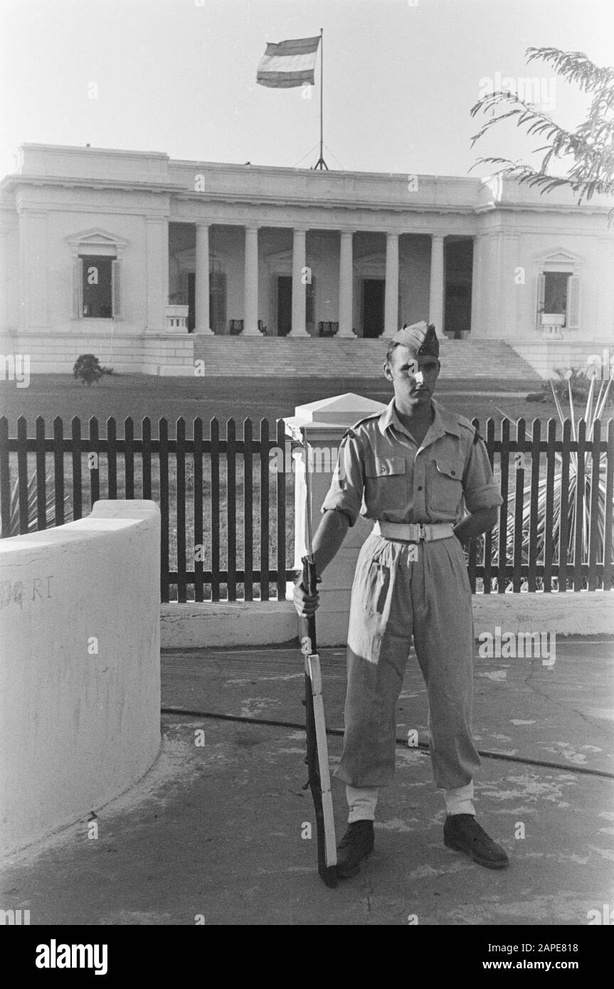 Guardia Del Palazzo 2-14 Reggimento Fanteria Descrizione: Batavia. Palace bene-piacere a Place Royale. Sentry Data: Luglio 1946 Luogo: Batavia, Indonesia, Jakarta, Indie Orientali Olandesi Foto Stock