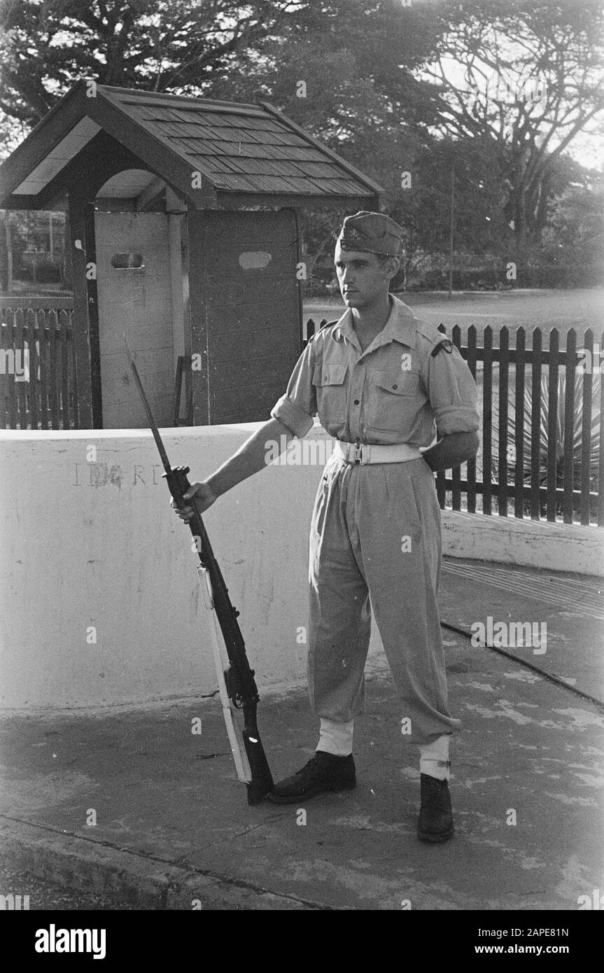 Guardia Del Palazzo 2-14 Reggimento Fanteria Descrizione: Batavia. Palace bene-piacere a Place Royale. Sentry Data: Luglio 1946 Luogo: Batavia, Indonesia, Jakarta, Indie Orientali Olandesi Foto Stock