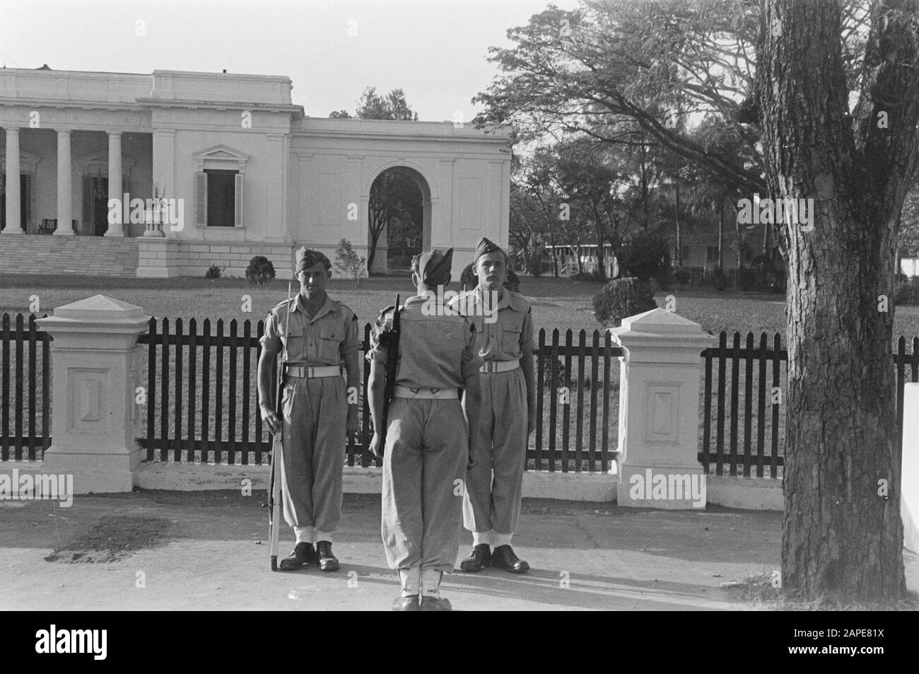 Guardia Del Palazzo 2-14 Reggimento Fanteria Descrizione: Batavia. Palace bene-piacere a Place Royale. Data Di Rimborso: Luglio 1946 Luogo: Batavia, Indonesia, Jakarta, Indie Orientali Olandesi Foto Stock