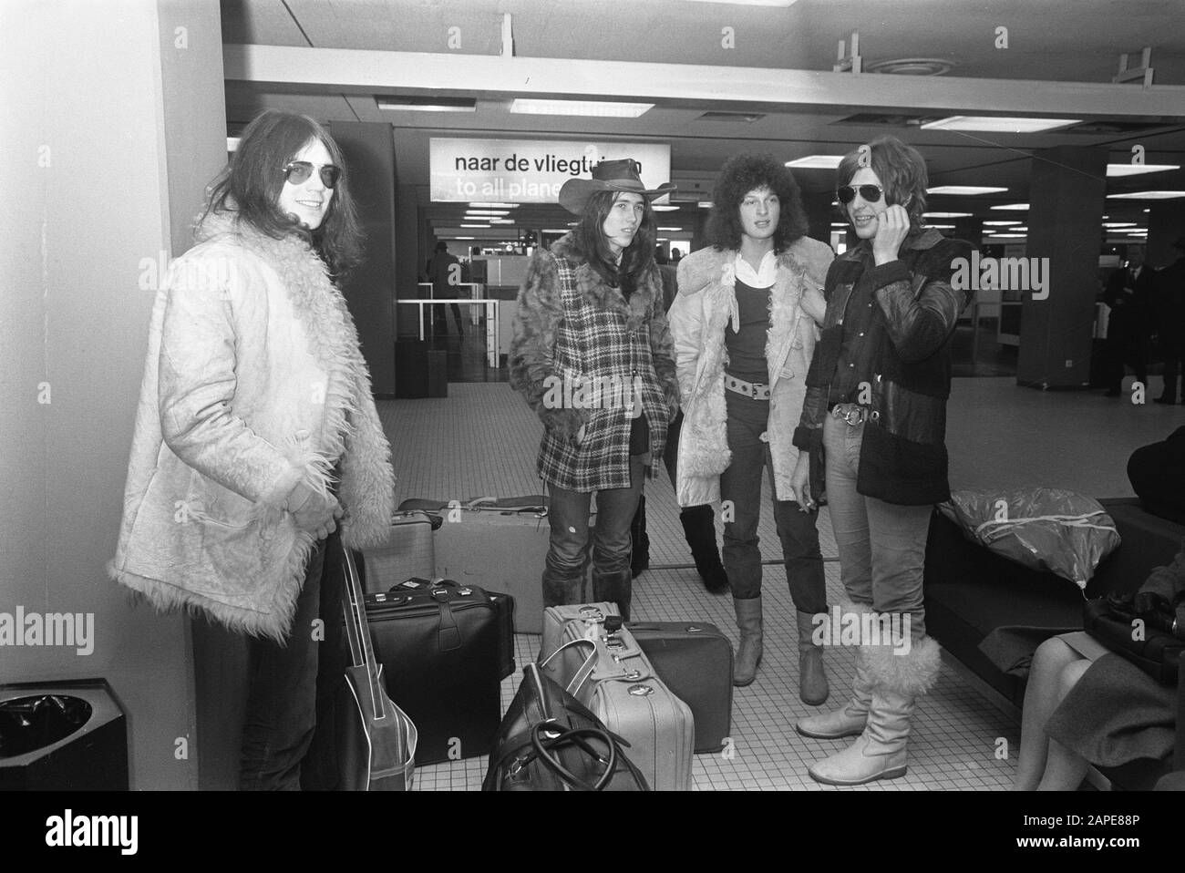 Beatgroep i Golden Earrings partono dagli Stati Uniti per un tour dall'aeroporto di Schiphol. Vlnr. Rinus Gerritsen, George Kooymans, Barry Hay e Sieb Warner Annotation: Il batterista Sieb Warner era il successore di Jaap Eggermont e restava con la band solo per un anno. Data: 17 Dicembre 1969 Luogo: Noord-Holland, Schiphol Parole Chiave: Beat Groups, Partenza Nome Personale: Gerritsen, Rinus, Hay, Barry, Kooymans, George, Warner, Sieb Foto Stock