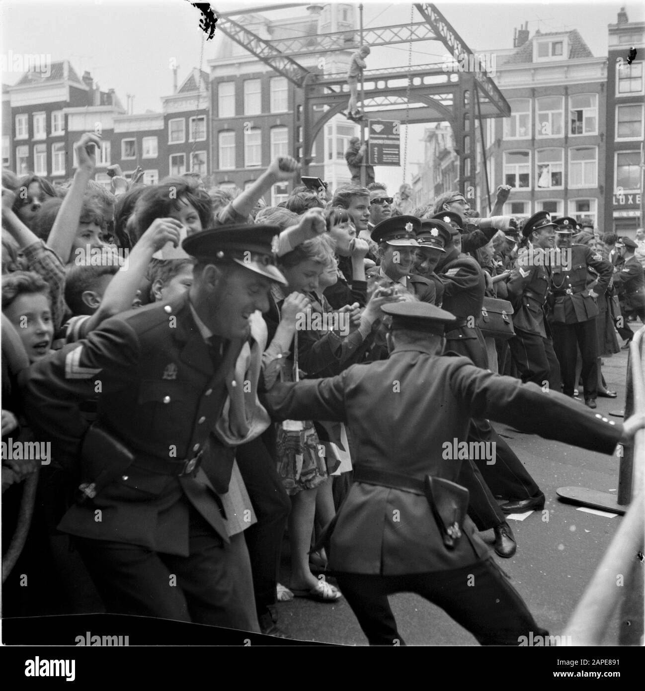 Beatles nei Paesi Bassi, la polizia ha avuto difficoltà a controllare il pubblico Data: 5 Giugno 1964 Località: Amsterdam, Noord-Holland Parole Chiave: Tifosi, polizia, gruppi pop, pubblico nome dell'istituzione: Beatles Foto Stock